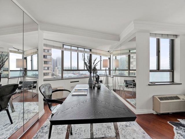 1201/02 - 270 Queens Quay W