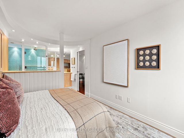 1201/02 - 270 Queens Quay W