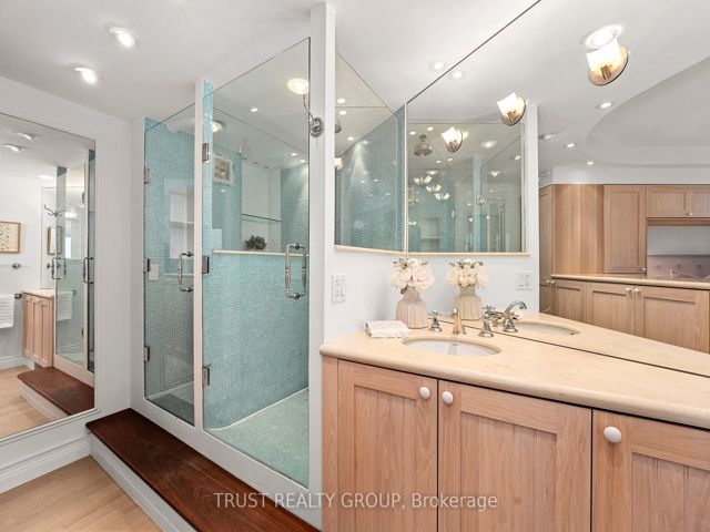 1201/02 - 270 Queens Quay W