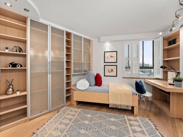1201/02 - 270 Queens Quay W