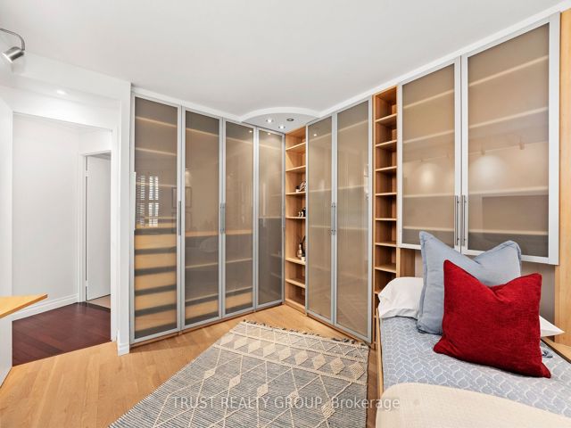1201/02 - 270 Queens Quay W