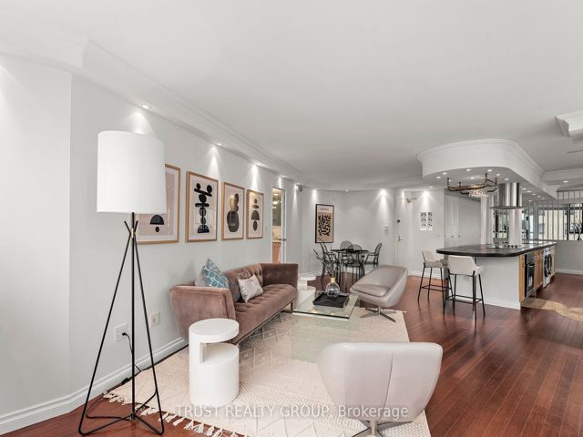 1201/02 - 270 Queens Quay W