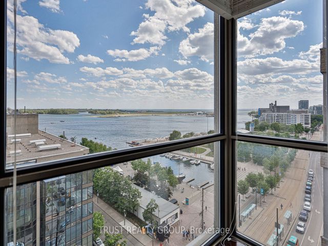 1201/02 - 270 Queens Quay W