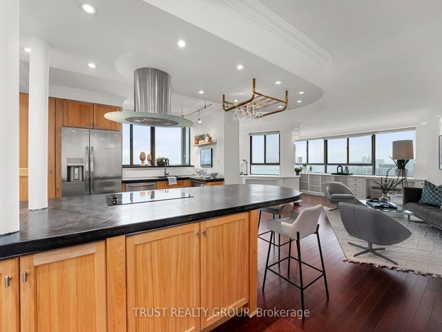 1201/02 - 270 Queens Quay W