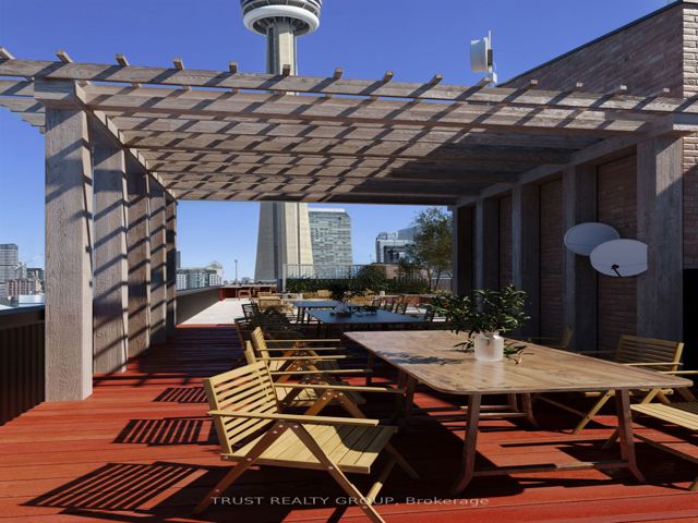 1201/02 - 270 Queens Quay W