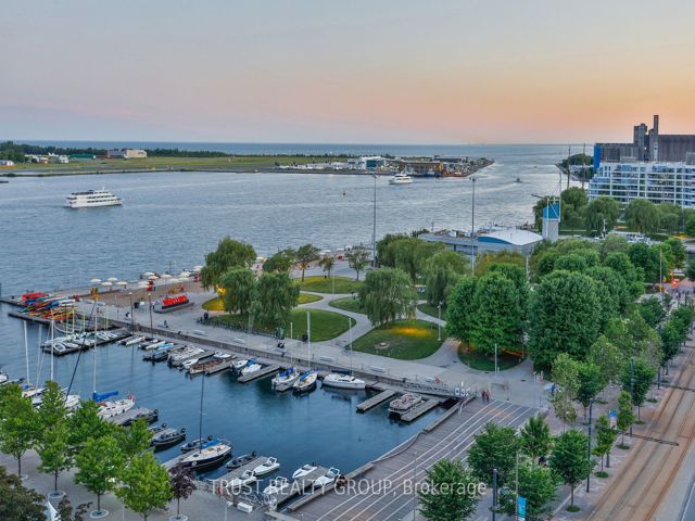 1201/02 - 270 Queens Quay W