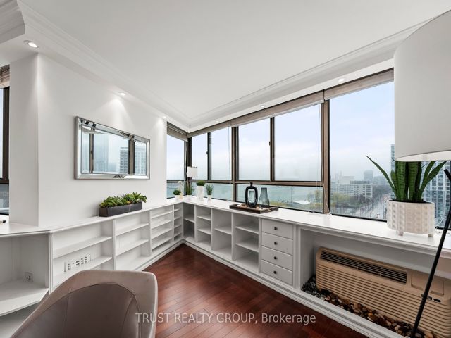 1201/02 - 270 Queens Quay W