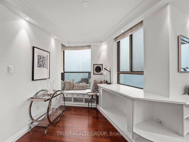 1201/02 - 270 Queens Quay W