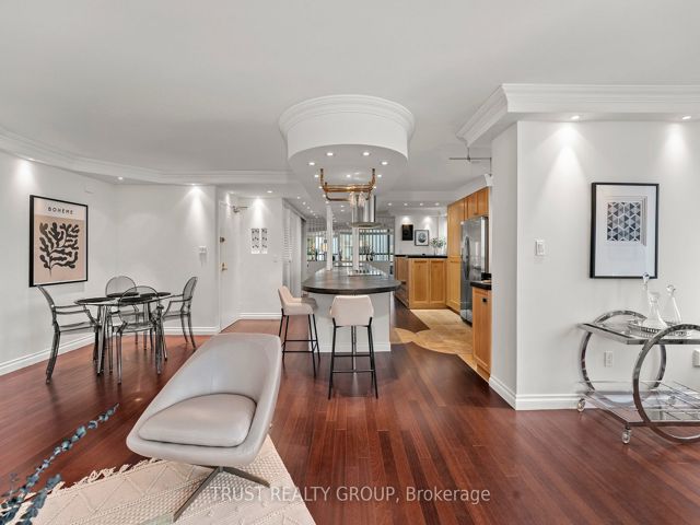 1201/02 - 270 Queens Quay W