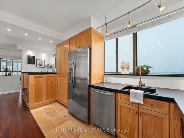 1201/02 - 270 Queens Quay W