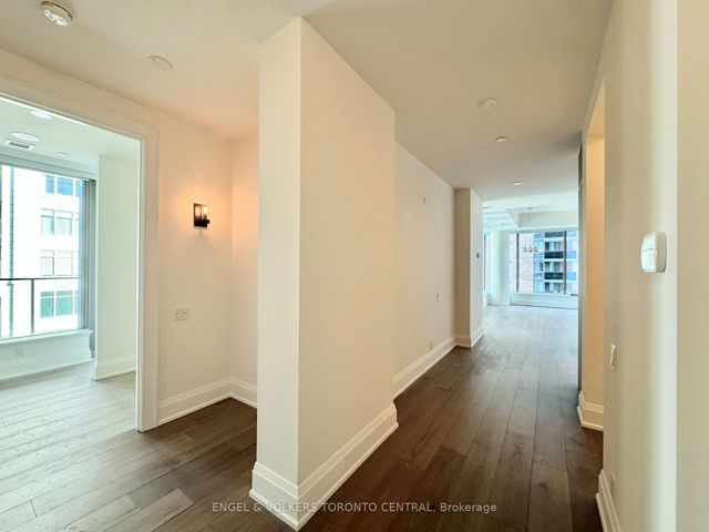 802 - 77 Charles St W