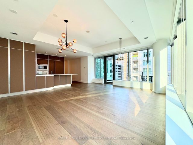 802 - 77 Charles St W