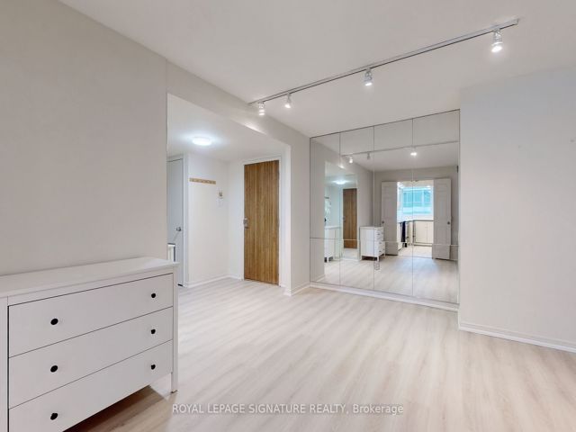 1107 - 360 Bloor St E