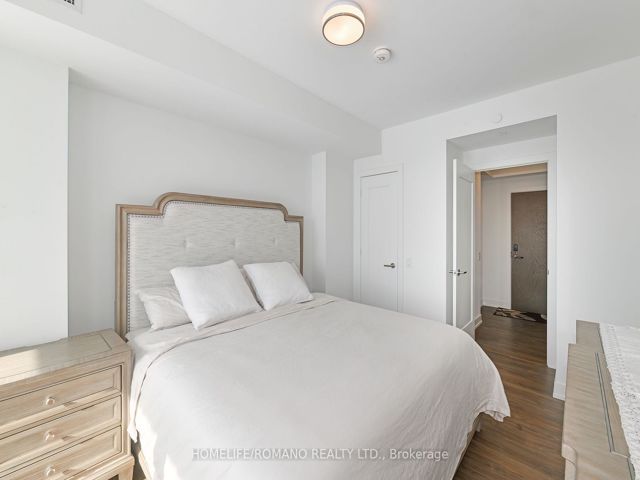 1409 - 30 Inn On The Pk Dr
