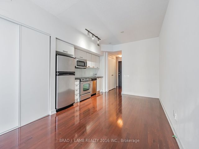 610 - 33 Charles St E