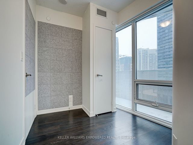 1610 - 100 Harbour St