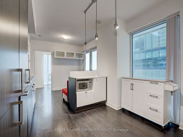 1610 - 100 Harbour St