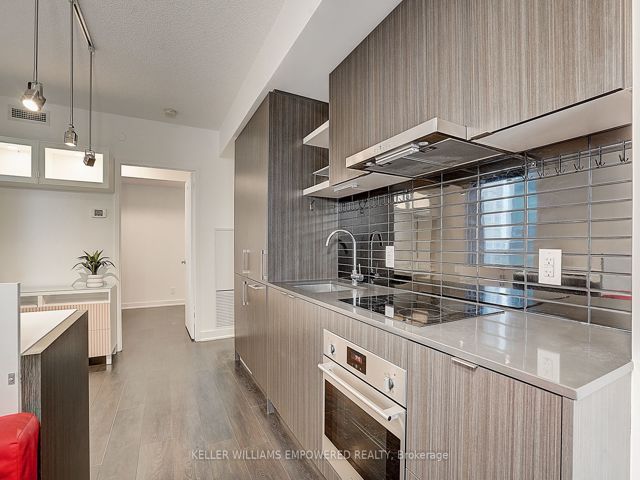 1610 - 100 Harbour St