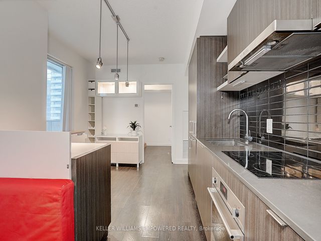 1610 - 100 Harbour St