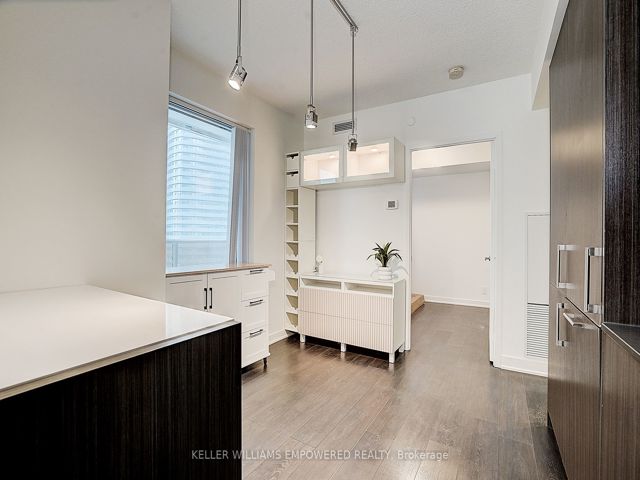 1610 - 100 Harbour St