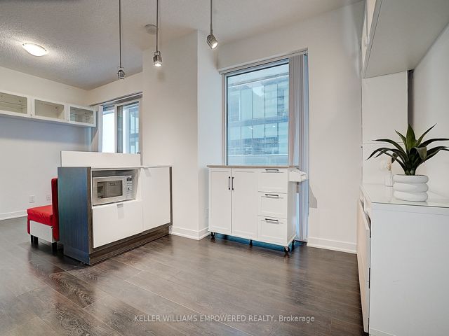 1610 - 100 Harbour St