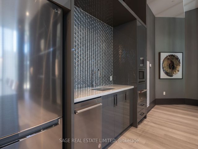 703 - 250 Lawrence Ave W