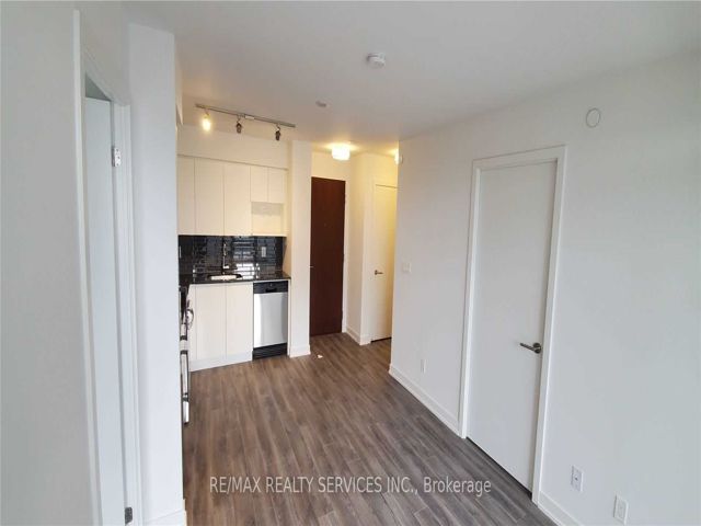 523 - 120 Varna Dr