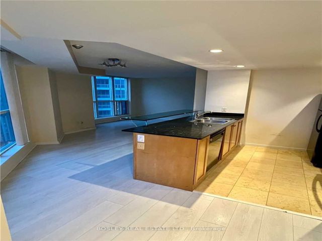 1201 - 208 Queens Quay Blvd W