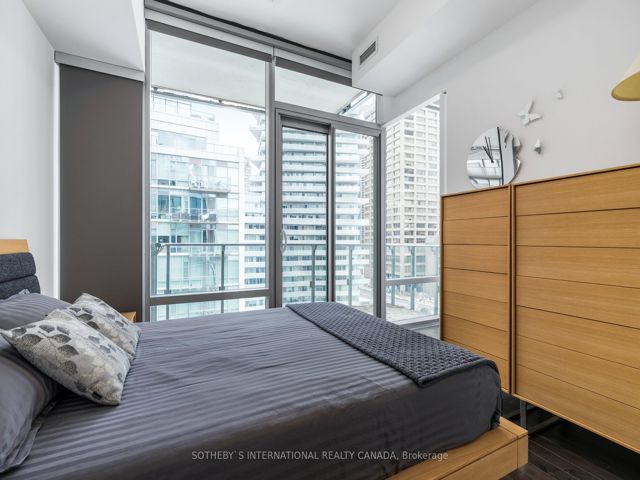 803 - 39 Queens Quay  E