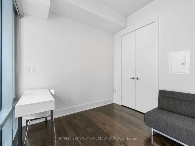 803 - 39 Queens Quay  E