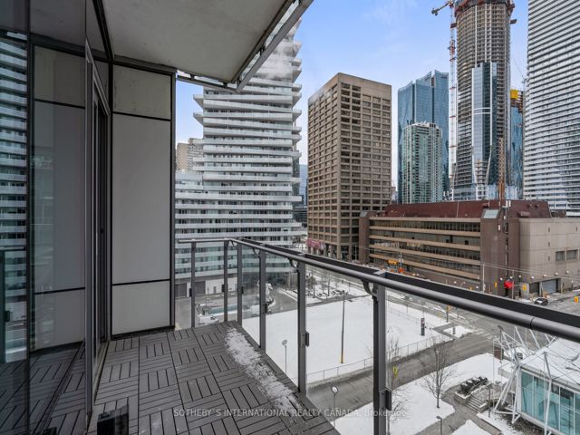 803 - 39 Queens Quay  E