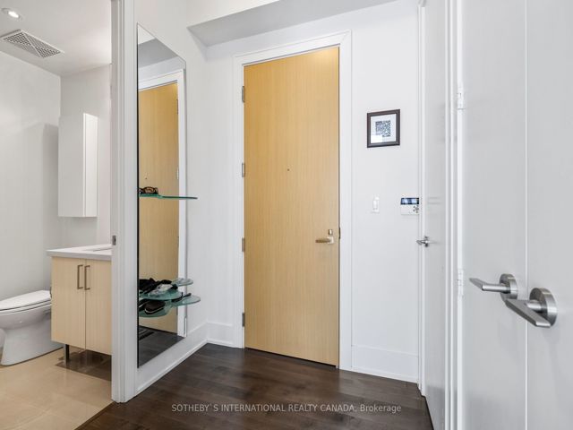803 - 39 Queens Quay  E