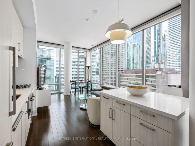 803 - 39 Queens Quay  E