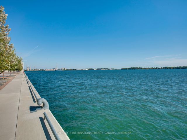 803 - 39 Queens Quay  E