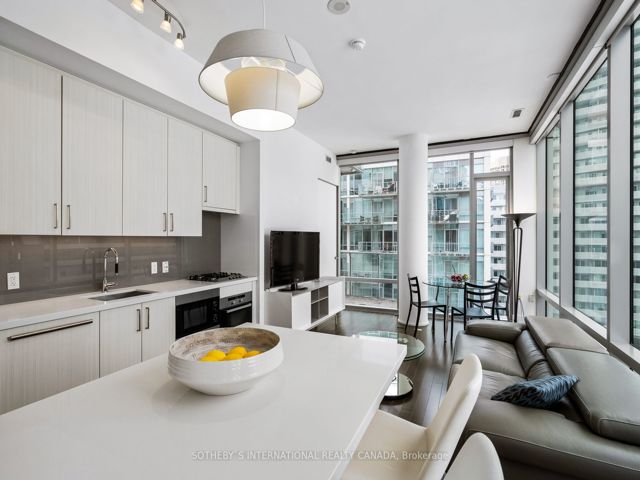 803 - 39 Queens Quay  E