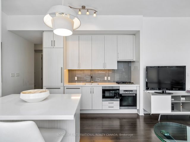 803 - 39 Queens Quay  E
