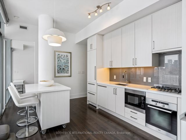 803 - 39 Queens Quay  E