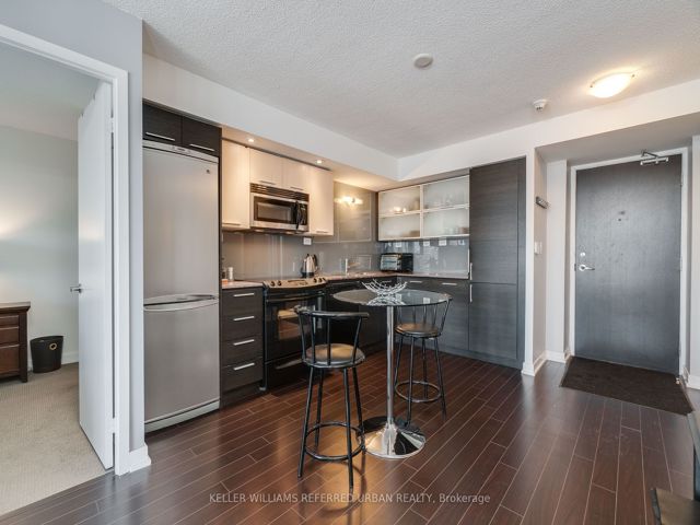 1606 - 25 Capreol Crt