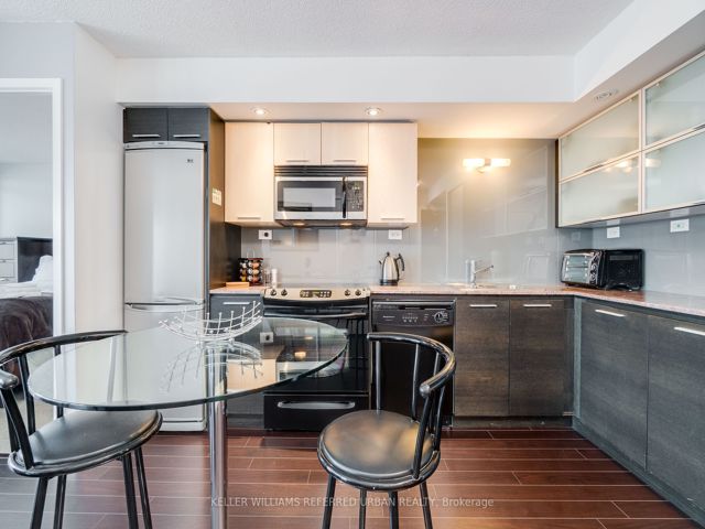 1606 - 25 Capreol Crt