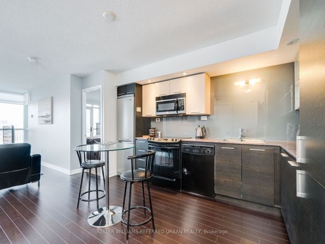 1606 - 25 Capreol Crt