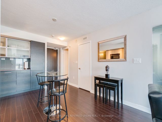 1606 - 25 Capreol Crt