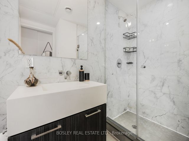 713 - 560 King St W