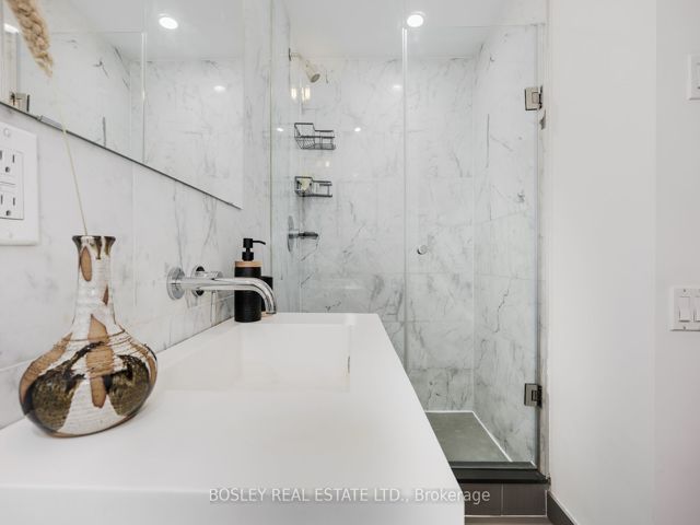 713 - 560 King St W