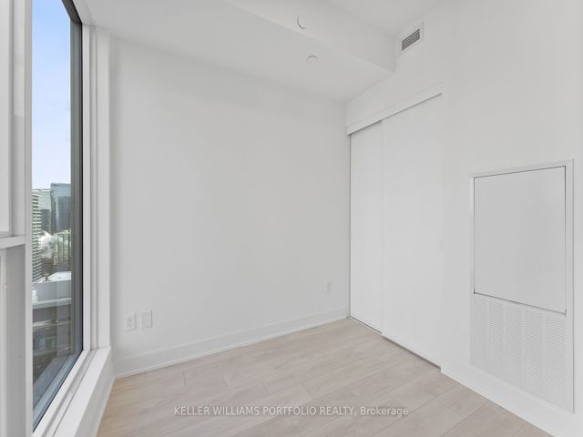 3910 - 35 Mercer St