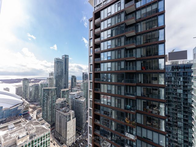 3910 - 35 Mercer St