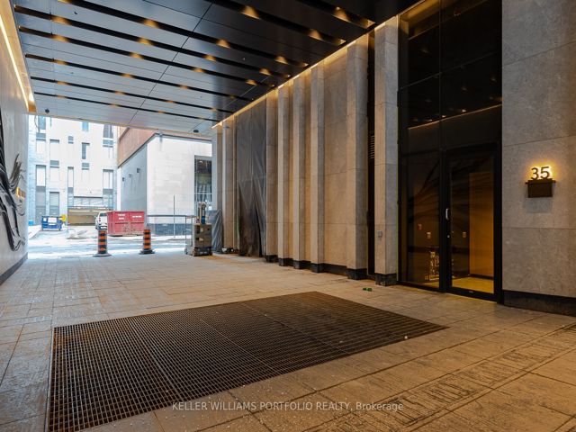 3910 - 35 Mercer St