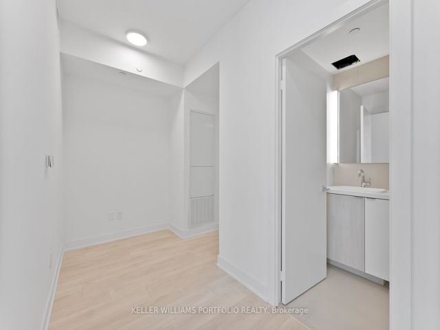 3910 - 35 Mercer St