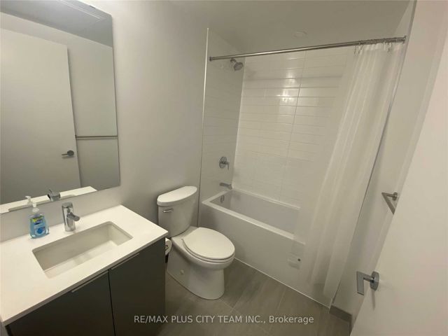 807 - 357 King St W