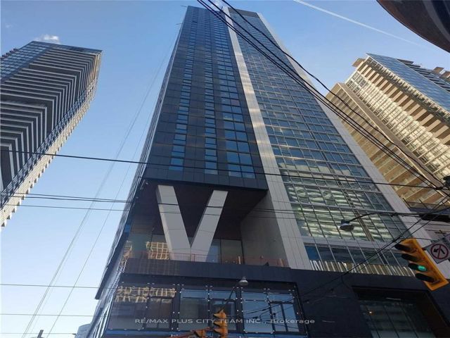 807 - 357 King St W