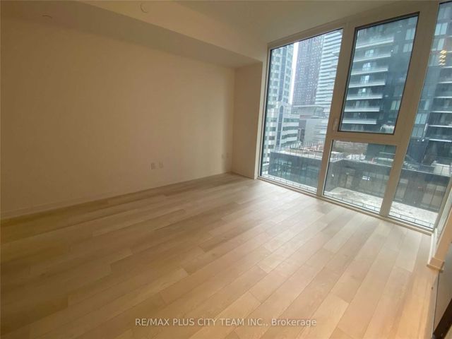807 - 357 King St W